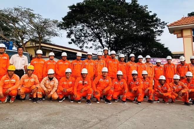 Các thành viên trong đội xung kích tham gia quá trình tiếp nhận lưới điện và lắp đặt công tơ xóa tổng tại Hợp tác xã tiêu thụ điện xã Tân Thanh (Ảnh: EVNSPC)