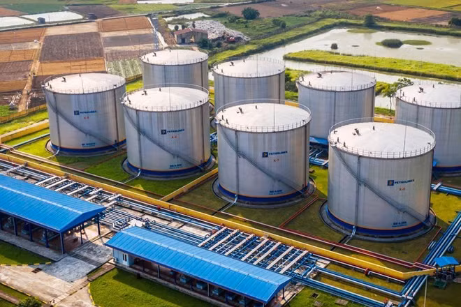 Mức dự trữ xăng dầu của Việt Nam hiện chỉ tương đương khoảng 20-30 ngày nhập ròng, thấp hơn đáng kể so mức dự trữ phổ biến của nhiều quốc gia trên thế giới. (Ảnh minh họa)