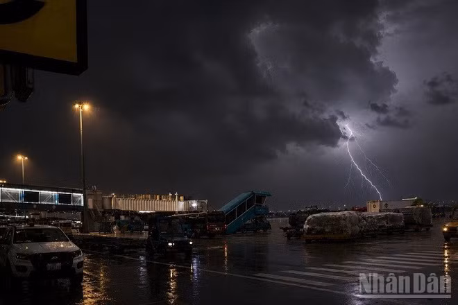 Mưa giông mạnh kèm gió đứt ảnh hưởng đến hoạt động bay tại sân bay Nội Bài tối 4/6/2026.