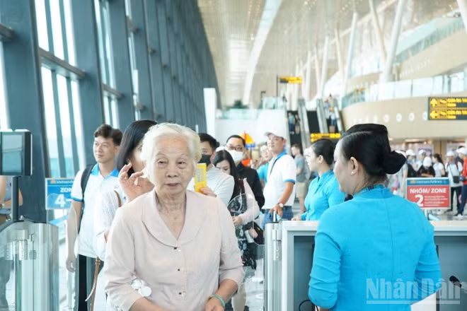 Từ ngày 6/6, Vietnam Airlines chính thức mở rộng chương trình ưu đãi giảm 15% giá vé nội địa dành cho hành khách từ 60 tuổi trở lên.