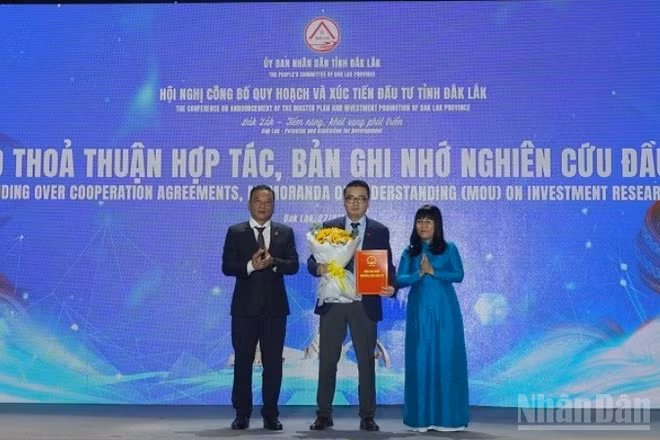 Lãnh đạo tỉnh Đắk Lắk trao Bản ghi nhớ nghiên cứu đầu tư cho đại diện tập đoàn Central Retail Việt Nam.