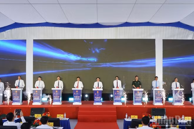 Các đại biểu nhấn nút khởi công dự án.