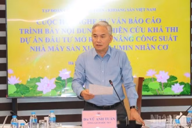 Tổng Giám đốc Tập đoàn Công nghiệp Than-Khoáng sản Việt Nam (TKV) Vũ Anh Tuấn chủ trì, nghe đơn vị tư vấn trình bày Báo cáo nghiên cứu khả thi dự án đầu tư mở rộng, nâng công suất Nhà máy sản xuất Alumin Nhân Cơ.