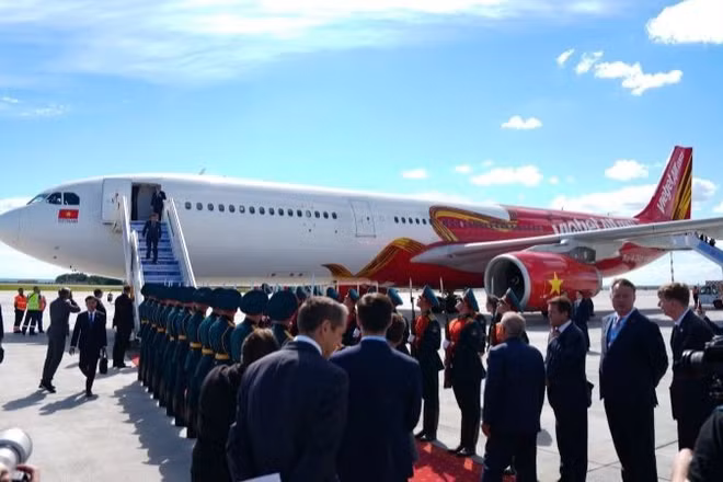 Thủ tướng Lê Minh Hưng cùng đoàn đại biểu cấp cao Việt Nam lên chuyến bay thương mại Vietjet trở về Hà Nội, kết thúc tốt đẹp chuyến công tác tham dự Hội nghị Cấp cao Kỷ niệm 35 năm quan hệ ASEAN-Nga tại Kazan, Liên bang Nga.