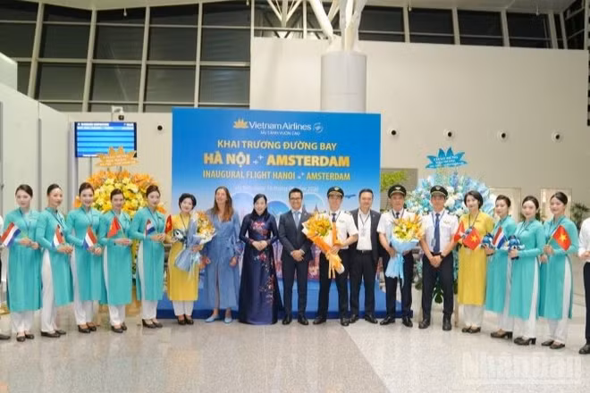 Vietnam Airlines chính thức khai trương đường bay thẳng Hà Nội-Amsterdam, đánh dấu lần đầu tiên ngành hàng không Việt Nam có đường bay trực tiếp tới Hà Lan.