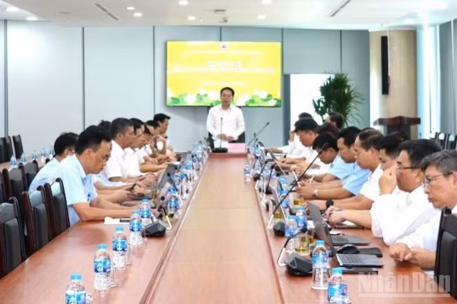 Ông Nguyễn Huy Nam, Phó Tổng Giám đốc TKV, Giám đốc Trung tâm Điều hành sản xuất tại Quảng Ninh chủ trì hội nghị.