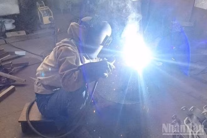 Trên các triền đà, phân xưởng, những người thợ đóng tàu vẫn cần mẫn, miệt mài từng vệt hàn, đường cắt, bảo đảm độ chính xác cao.