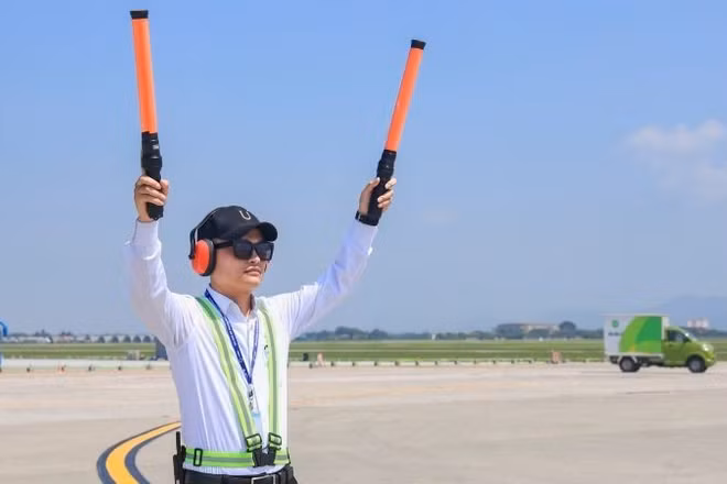 Trong số các lực lượng làm việc ngoài trời, nhân viên làm nhiệm vụ đánh tín hiệu tàu bay (signalman) là một trong những vị trí đặc thù.