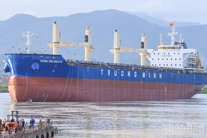 Chiều tối 18/6, Công ty Đóng tàu Hạ Long đã hạ thủy thành công tàu hàng rời trọng tải 45.000DWT số 2 mang tên Trường Minh Dream 06.