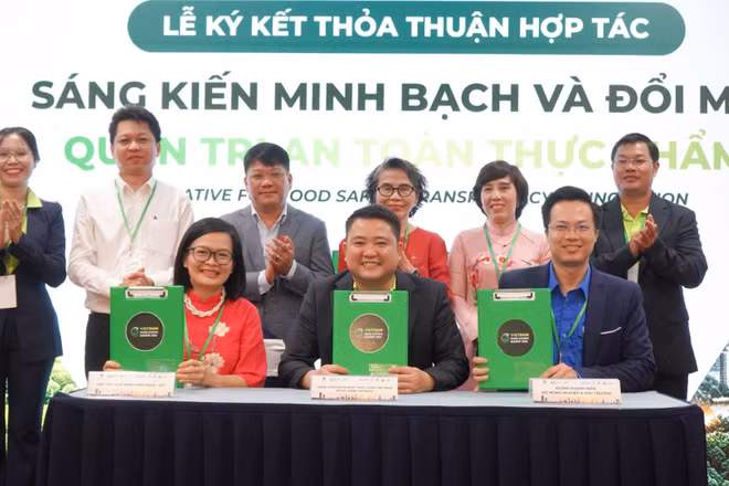 Đại diện các đơn vị ký kết hợp tác trong phát triển, phân phối thực phẩm. (Ảnh: DUYÊN BÙI)