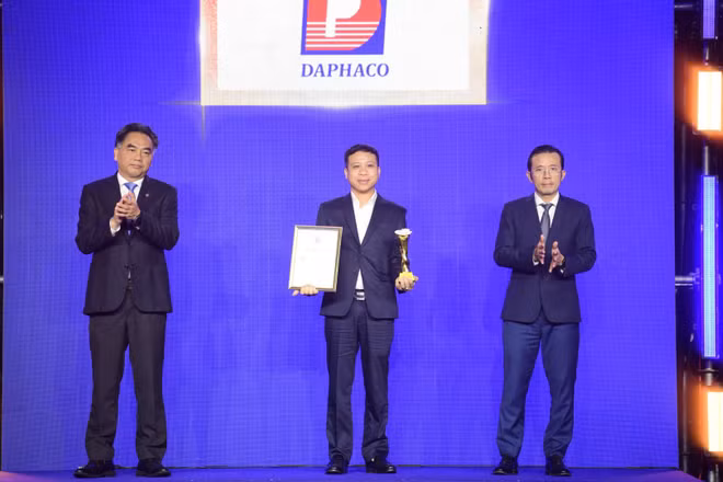 Lãnh đạo Ủy ban nhân dân Thành phố Hồ Chí Minh vinh danh các doanh nghiệp đạt Thương hiệu vàng năm 2026. (Ảnh: QUANG ĐỊNH)