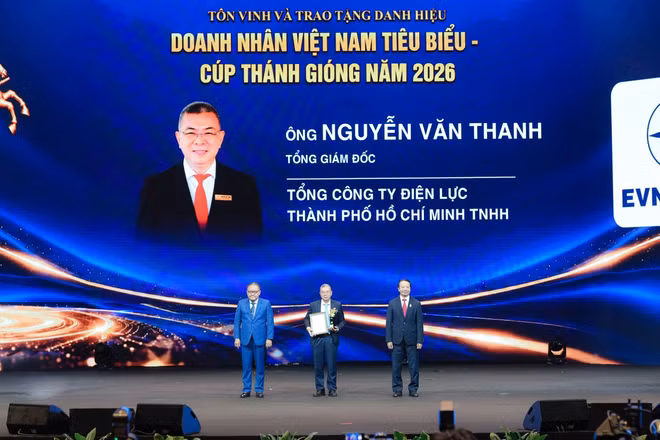 Ông Nguyễn Văn Thanh, Tổng Giám đốc Tổng công ty Điện lực Thành phố Hồ Chí Minh (EVNHCMC) được vinh danh tại Lễ tôn vinh “Doanh nhân Việt Nam tiêu biểu-Cúp Thánh Gióng” năm 2026. (Ảnh: EVNHCMC)