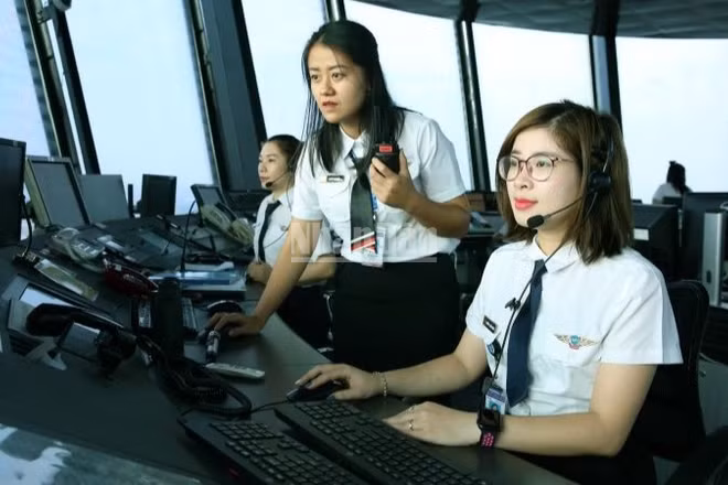 Kiểm soát viên không lưu trực điều hành bay tại Đài Kiểm soát không lưu, Cảng Hàng không quốc tế Nội Bài.