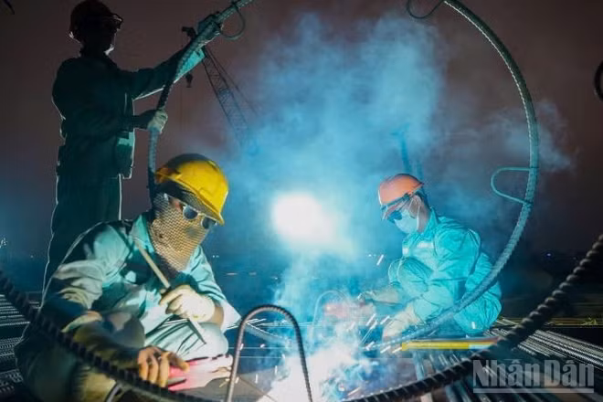 Nhà thầu thi công lắp đặt cốt thép bệ trụ chính cầu Trần Hưng Đạo giữa sông, chuẩn bị đổ bê-tông vượt "đường găng" lũ tiểu mãn.