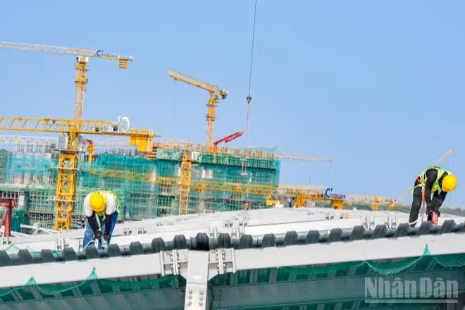 Công nhân thi công Trung tâm hội nghị và Triển lãm APEC Phú Quốc.