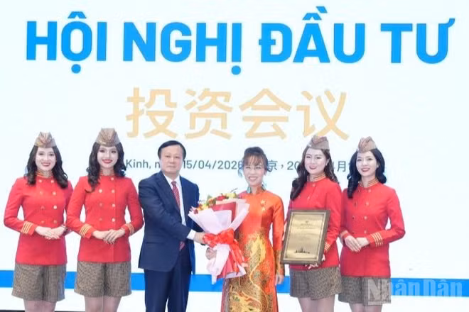 Ông Hà Đông Phong, Chủ tịch COMAC, trao bằng Giáo sư cho Tiến sĩ Nguyễn Thị Phương Thảo, Chủ tịch Vietjet.