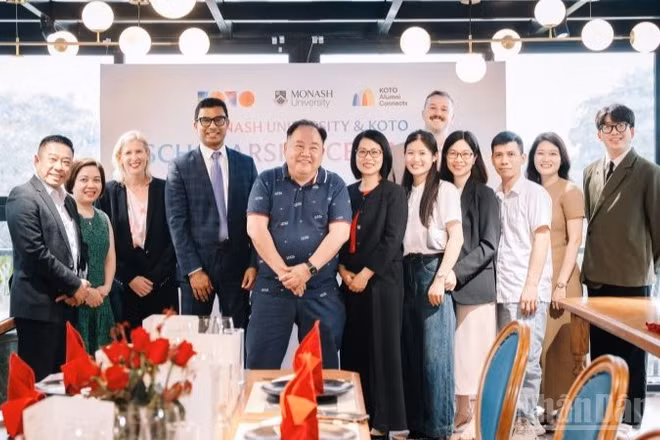 Các đại diện từ Đại học Monash và tổ chức Know One Teach One tại sự kiện công bố Chương trình Học bổng KOTO Dream. (Ảnh: Monash)