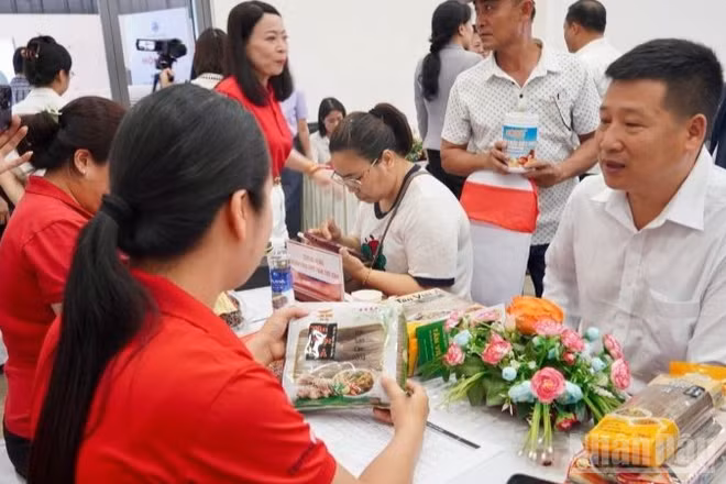 Cán bộ bộ phận thu mua của Central Retail Việt Nam tìm hiểu sản phẩm miến của tỉnh Cao Bằng.