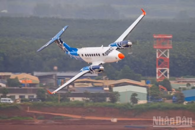 Tàu bay Beechcraft B300 (OK-ANS) được lựa chọn cho đợt bay hiệu chuẩn lần này đã thực hiện tổng cộng 30 bài bay.
