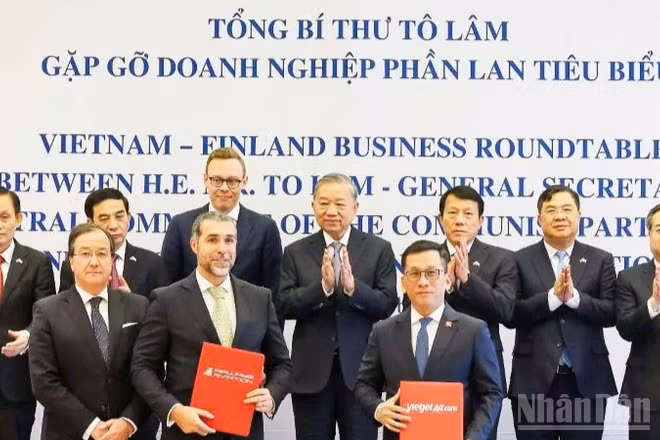 Tổng giám đốc Vietjet Đinh Việt Phương (phải, hàng trước) và Tổng giám đốc Airways Aviation, ông Alexandre Alves (trái, hàng trước) trao thỏa thuận hợp tác đào tạo nguồn nhân lực chất lượng cao cho ngành hàng không quốc tế.