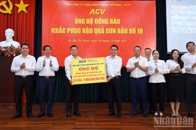 Đồng chí Vũ Thế Phiệt, Chủ tịch Hội đồng quản trị ACV đã trao 2 tỷ đồng ủng hộ đồng bào vùng bão lũ cho đại diện Ủy ban Trung ương Mặt trận Tổ quốc Việt Nam.