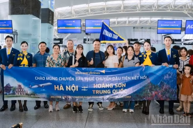 Vietravel Airlines vừa thực hiện thành công chuyến bay charter đầu tiên kết nối Hà Nội với Hoàng Sơn (Trung Quốc).