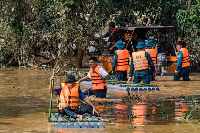 Các lực lượng chức năng triển khai tìm kiếm, cứu hộ nạn nhân bị lũ cuốn trôi tại công trường dự án đường cao tốc Đồng Đăng-Trà Lĩnh đầu tháng 10 vừa qua.