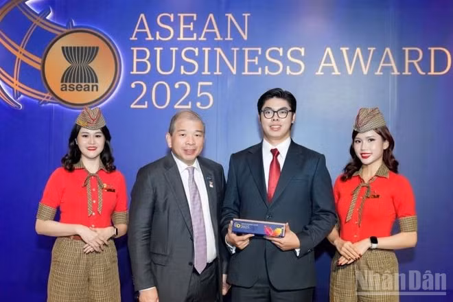 Ông Teo Siong Seng, Chủ tịch Hội đồng Tư vấn Kinh doanh ASEAN tại Singapore (thứ hai từ trái sang), chúc mừng và trao giải thưởng cho đại diện Vietjet.