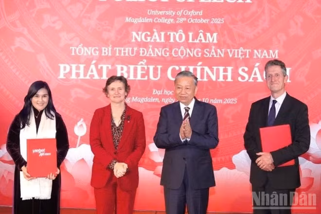 Tổng Bí thư Tô Lâm và Giáo sư Irene Tracey, Hiệu trưởng Đại học Oxford chứng kiến Phó Tổng giám đốc Vietjet Hồ Ngọc Yến Phương (ngoài cùng bên trái) và Giáo sư Myles Allen, Giám đốc Trung tâm Oxford Net Zero, ĐH Oxford (ngoài cùng bên phải) trao văn kiện công bố kết quả công trình nghiên cứu Net Zero Carbon.