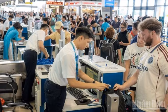 Hành khách làm thủ tục hàng không tại Cảng Hàng không quốc tế Nội Bài. (Ảnh: PHAN CÔNG)