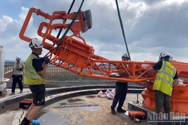 Đội ngũ kỹ sư, chuyên viên kỹ thuật của Trung tâm Kiểm soát không lưu Long Thành phối hợp chặt chẽ với các chuyên gia của nhà thầu EASAT triển khai lắp đặt trạm radar giám sát sơ/thứ cấp.