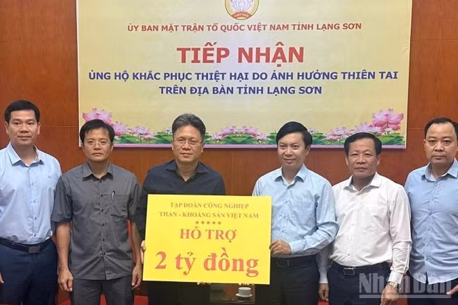 Lãnh đạo TKV trao 2 tỷ đồng ủng hộ Lạng Sơn khắc phục hậu quả bão lũ.