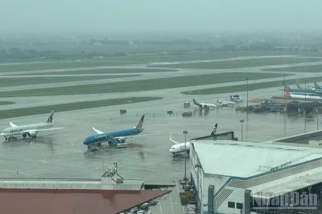 Mưa dông lớn tại khu vực Cảng Hàng không quốc tế Nội Bài sáng 7/10.
