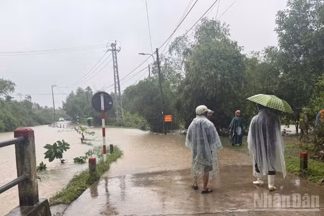 Đêm 26 và sáng sớm 27/10, khu vực từ Quảng Trị đến Quảng Ngãi có mưa to đến rất to, lượng mưa một số nơi hơn 400mm, đặc biệt tại tâm mưa Bạch Mã (Huế) mưa tới hơn 700mm trong 9 giờ.