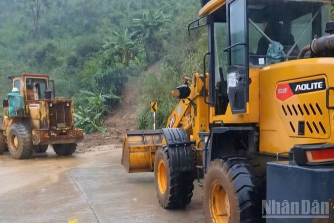 Khu Quản lý đường bộ III đã chỉ đạo lực lượng bảo trì đường Hồ Chí Minh tăng cường nhân lực, máy móc hót dọn các điểm sạt lở nhằm thông tuyến trong thời gian sớm nhất.