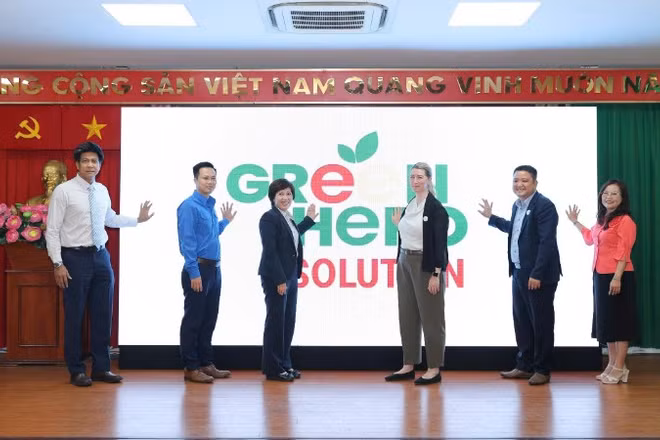 Các đại biểu thực hiện nghi thức ra mắt dự án Green Hero Solution.