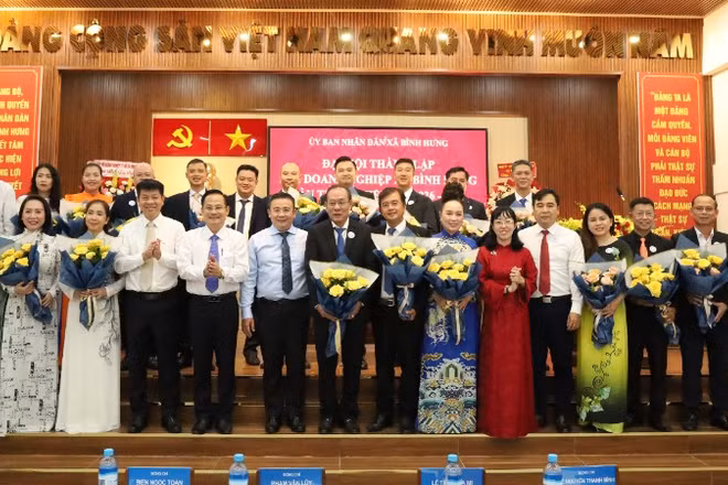 Lãnh đạo Hiệp hội doanh nghiệp Thành phố Hồ Chí Minh và địa phương chúc mừng Ban chấp hành Hội Doanh nghiệp xã Bình Hưng ra mắt. 