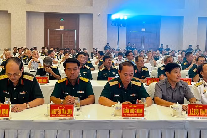 Các đại biểu dự chương trình gặp mặt. 
