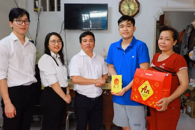 Đoàn EVNGENCO3 thăm, tặng quà Tết gia đình em Tạ Thành Trung, sinh viên Đại học Nông Lâm Thành phố Hồ Chí Minh.