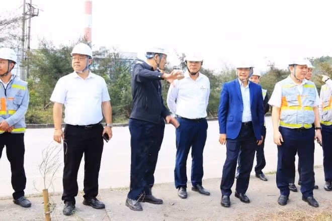Đoàn công tác thăm khu vực lắp đặt thử nghiệm các thiết bị cải tiến nhằm giảm nhiệt độ đầu ra nước làm mát của Nhà máy Nhiệt điện Mông Dương 1.