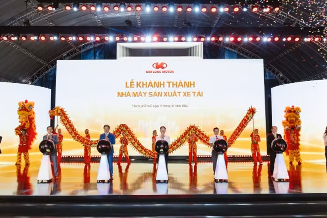 Các đại biểu thực hiện nghi thức khánh thành nhà máy sản xuất xe tải. (Ảnh: Kim Long Motor)