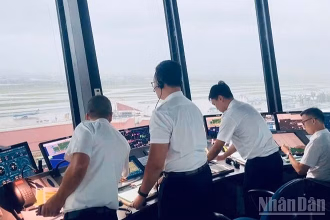 Các kiểm soát viên không lưu trực điều hành bay tại Cảng Hàng không quốc tế Nội Bài ngày 30/9/2025.