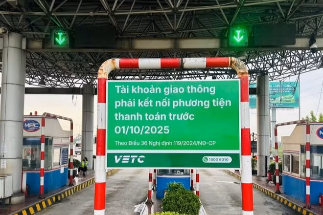 Bảng hiệu tuyên truyền cho các chủ phương tiện thực hiện chuyển đổi từ tài khoản thu phí sang tài khoản giao thông.
