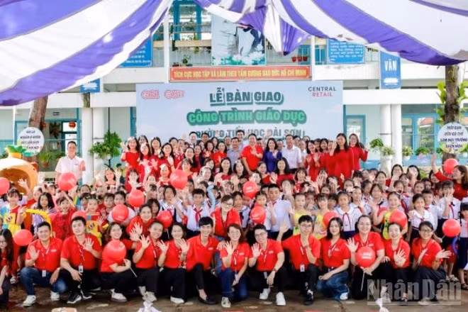 Niềm vui của các em học sinh và thầy cô nhà trường trong ngày nhận bàn giao công trình giáo dục từ Tập đoàn Central Retail Việt Nam.