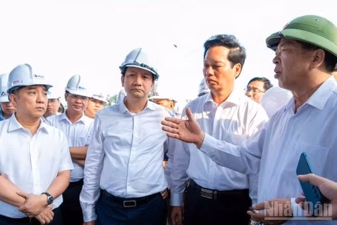 Bộ trưởng Xây dựng Trần Hồng Minh (mũ cối, ngoài cùng bên phải) kiểm tra tiến độ thi công dự án đường cao tốc Thành phố Hồ Chí Minh-Long Thành-Dầu Giây.