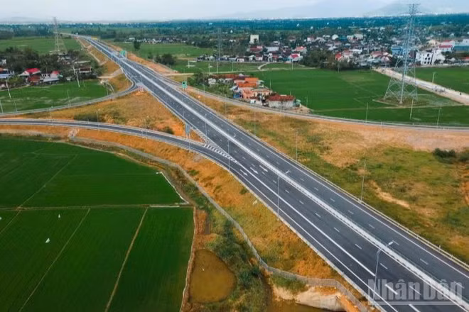 Trên địa bàn các tỉnh từ Quảng Ngãi đến Khánh Hòa, tuyến cao tốc bắc-nam phía đông đã hoàn thành 214km trong tổng số 267km từ Quảng Ngãi đến phía nam hầm Cù Mông.