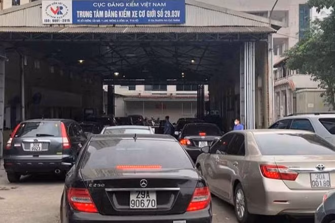 Phương tiện đến kiểm định tại một trung tâm đăng kiểm.