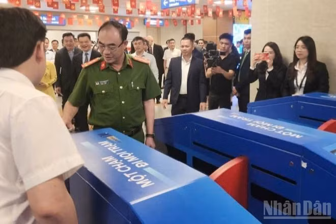 Các đại biểu trải nghiệm hệ thống kiểm soát vé tự động ứng dụng định dạng sinh trắc học.