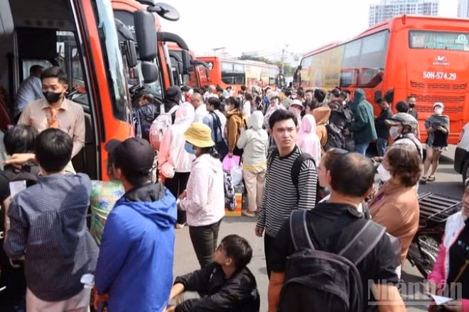 Bộ Xây dựng đề nghị các địa phương yêu cầu doanh nghiệp vận tải kê khai, niêm yết và bán đúng giá niêm yết; xử lý nghiêm trường hợp vi phạm. (Ảnh minh họa).