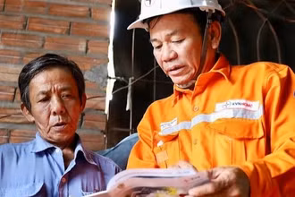 Công nhân ngành điện Thành phố Hồ Chí Minh tuyên truyền các biện pháp sử dụng điện an toàn cho người dân. 